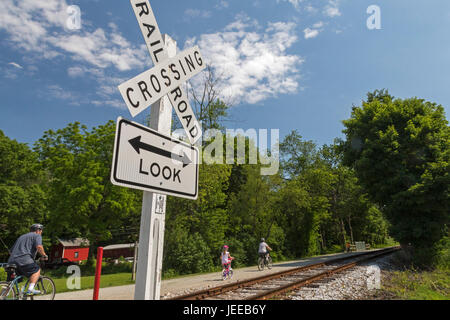 Eisenbahn, Pennsylvania - Leute Reiten Fahrräder auf dem Heritage Rail Trail, neben der ehemaligen nördlichen Central Railroad gebaut. Malerische Dampfzug zu befreien Stockfoto