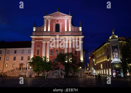 Rosa Fassade der Franziskaner Kirche der Mariä Verkündigung neben Urbanc Haus Luxus-Kaufhaus in der Abenddämmerung Preseren-Platz Ljubljana Slowenien Stockfoto