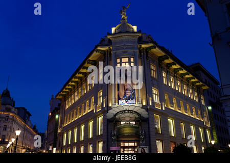 Gallerija Emporium Luxus-Kaufhaus in der Urbanc House auf Preseren-Platz Ljubljana Slowenien in der Abenddämmerung Dämmerung Stockfoto