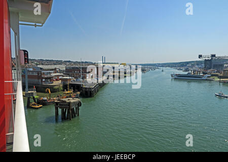 Blick von der Fähre in East Cowes auf der Isle Of Wight Stockfoto