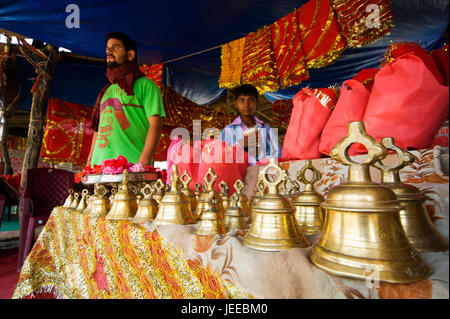 Barrac-Shop Verkauf von religiösen Sachen in der Nähe von Garjiya Devi Tempel am Ufer des Kosi Fluß, Garjia, Uttarakhand, Indien Stockfoto