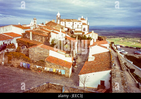 Monsaraz, eine malerische mittelalterliche Dorf mit einer Burg und Wände, ist eine Zivilgemeinde der Stadt Reguengos de Monsaraz, am rechten Rand des Flusses Guadiana im portugiesischen Alentejo Region, nahe der Grenze zu Spanien. Die Bevölkerung im Jahr 2011 war 782, auf einer Fläche von 88,29 km ². Stockfoto