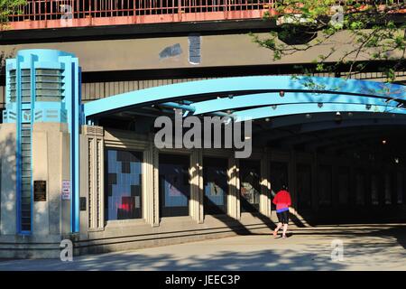 Ein einsamer Läufer in eine Unterführung unter der Chicago Lake Shore Drive in der Nähe von DuSable Hafen. Chicago, Illinois, USA. Stockfoto