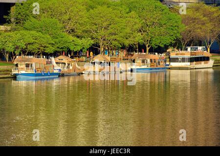 Touristische boote durch die Brillanz der aufgehenden Sonne hervorgehoben sind in den Chicago River an einem Frühlingsmorgen in Chicago, Illinois, USA wider. Stockfoto