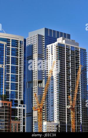 Baukräne dienen Neubau unter den modernen Luxus Gebäude entlang der South Bank der Chicago River. Chicago, Illinois, USA. Stockfoto
