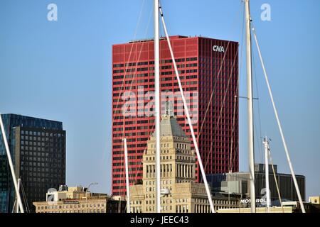 Chicago, Illinois, USA. Gefiltert von Masten von Booten mit Hafen nach Sonnenaufgang ist das rot verkleidete 333 South Wabash Building (ehemals CNA Center). Stockfoto