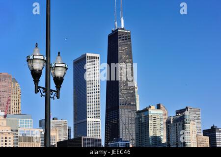 Chicago's John Hancock Building, wie überragend die North Michigan Avenue Skyline von Olive Park. Chicago, Illinois, USA. Stockfoto