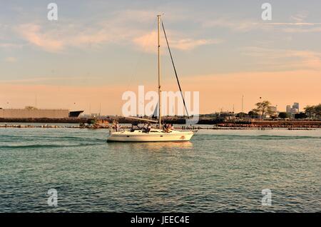 Ein Segelboot Kreuzfahrt See Michigan als es geht Chicagos Navy Pier. Navy Pier erreichen Sie die Stadt Touristenattraktion Nummer eins und das Ziel. Stockfoto