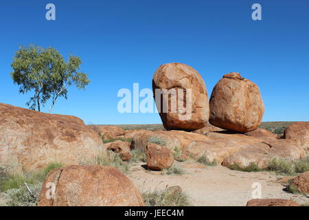 Zwei der herzliches runden Felsbrocken von den Devils Marbles im australischen outback Stockfoto