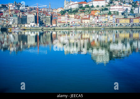 Ausflugsboote, gesponsert von den Hafenunternehmen in Porto, Portugal, auf dem Fluss-Dom. Stockfoto