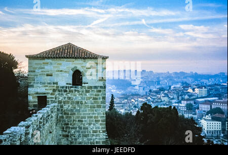 São Jorge Castle ist eine maurische Burg besetzen einen beherrschenden Hügel mit Blick auf die historische... Im Rahmen der Christian Reconquista wurden das Schloss und die Stadt von Lissabon von der maurischen Herrschaft in befreit... Saint George, der Krieger-Heilige, war normalerweise vertreten, einen Drachen zu töten und war in beiden Ländern sehr beliebt. Stockfoto