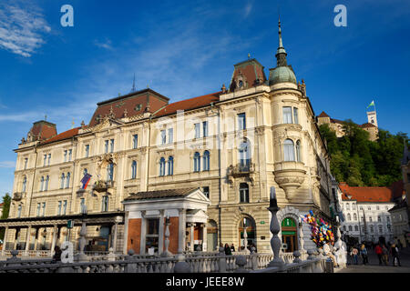 Kresija Gebäude in der Altstadt von Ljubljana Slowenien von der Triple-Brücke über den Fluss Ljubljanica mit Ljubljana Castle Hill Stockfoto