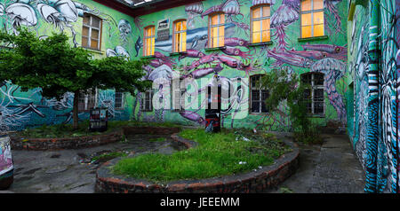 Unterwasser Graffiti Studio an Metelkova Stadt autonome Kulturzentrum hocken ehemalige Jugoslawische Volksarmee militärische Kasernen in Ljubljana Slowenien Stockfoto