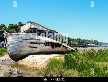 Seitlichen Blick auf einem verlassenen Schiff in Inverness, Point Reyes National Seashore, Marin County, Kalifornien, USA, an einem sonnigen Tag Stockfoto