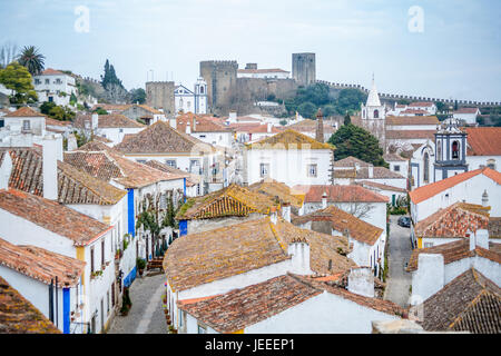 Óbidos ist eine Stadt und eine Gemeinde in der Subregion Oeste in Portugal. mit einer Handvoll Restaurants, Gasthäuser und Geschäfte.  Óbidos ist eine schöne und historische Stadtmauer, die für einen angenehmen Tagesausflug von Lissabon macht. Stockfoto