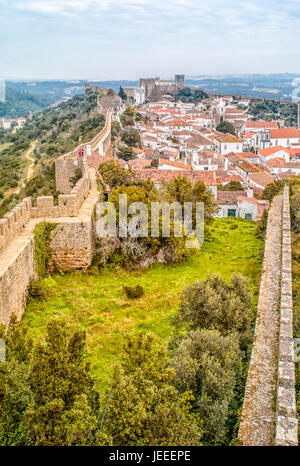 Óbidos ist eine Stadt und eine Gemeinde in der Subregion Oeste in Portugal. mit einer Handvoll Restaurants, Gasthäuser und Geschäfte.  Óbidos ist eine schöne und historische Stadtmauer, die für einen angenehmen Tagesausflug von Lissabon macht. Stockfoto