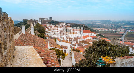 Óbidos ist eine Stadt und eine Gemeinde in der Subregion Oeste in Portugal. mit einer Handvoll Restaurants, Gasthäuser und Geschäfte.  Óbidos ist eine schöne und historische Stadtmauer, die für einen angenehmen Tagesausflug von Lissabon macht. Stockfoto