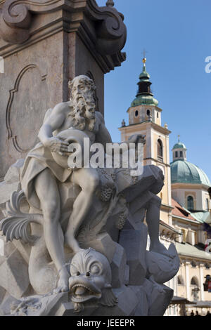 Detail der Robba Marmor Klangskulptur auf der Brunnen der drei Flüsse im Town Square Ljubljana Slowenien mit Kathedrale St. Nikolauskirche Stockfoto