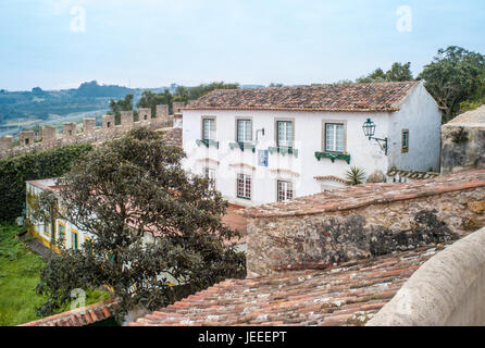 Óbidos ist eine Stadt und eine Gemeinde in der Subregion Oeste in Portugal. mit einer Handvoll Restaurants, Gasthäuser und Geschäfte.  Óbidos ist eine schöne und historische Stadtmauer, die für einen angenehmen Tagesausflug von Lissabon macht. Stockfoto