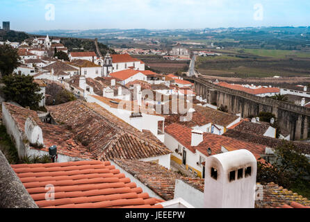 Óbidos ist eine Stadt und eine Gemeinde in der Subregion Oeste in Portugal. mit einer Handvoll Restaurants, Gasthäuser und Geschäfte.  Óbidos ist eine schöne und historische Stadtmauer, die für einen angenehmen Tagesausflug von Lissabon macht. Stockfoto