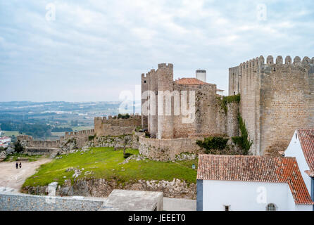 Óbidos ist eine Stadt und eine Gemeinde in der Subregion Oeste in Portugal. mit einer Handvoll Restaurants, Gasthäuser und Geschäfte.  Óbidos ist eine schöne und historische Stadtmauer, die für einen angenehmen Tagesausflug von Lissabon macht. Stockfoto