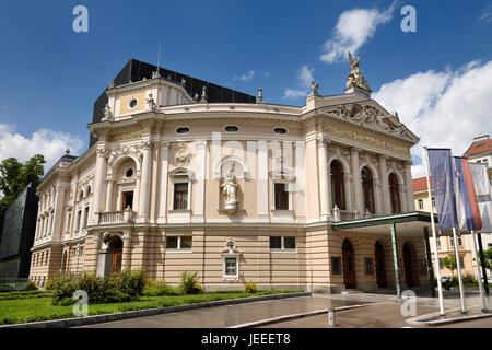 Neo-Renaissance-Architektur der slowenischen Nationaloper und Ballett Theater Ljubljana Slowenien in Sonne nach einem Regen Sturm Stockfoto