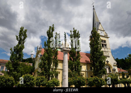 St. James Parish katholische Kirche und St. Marien Spalte der Jungfrau in Messing und steinernen Statuen der Heiligen Ljubljana Slowenien mit Turm auf dem Burgberg Stockfoto