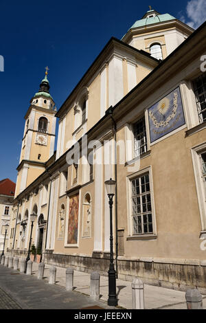 Glockenturm auf Südseite der katholische Kirche St. Nicholas Ljubljana Kathedrale Rwith Sonnenuhr an Cyril Methodius Square Ljubljana Slowenien Stockfoto