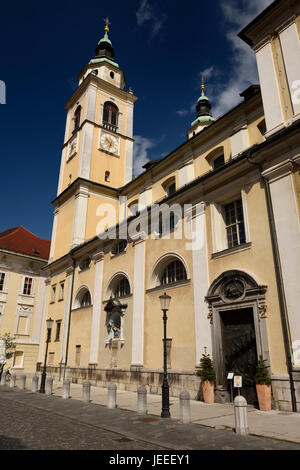 Südseite der katholische Kirche St. Nicholas Ljubljana Kathedrale mit Glockenturm, gotischen Pieta, Tür auf Cyril Methodius Square Ljubljana Slowenien Stockfoto