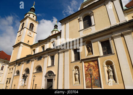 Südliche Fassade der St. Nikolaus-Kirche Slowenien Ljubljana Kathedrale mit Belfried, Fresko und Statuen des Heiligen Joseph, Hermagoras und Fortunatus Stockfoto