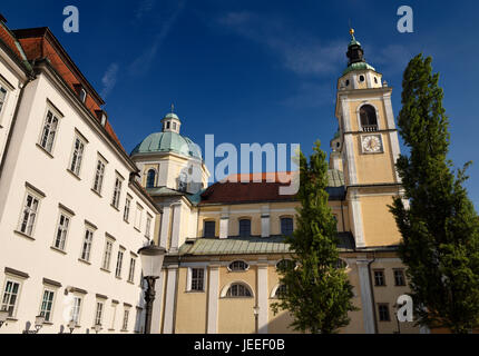Uhr und Bell Turm mit Kuppel aus Kupfer der katholische Kirche St. Nicholas Ljubljana Kathedrale aus Pogacar Square Ljubljana Slowenien Stockfoto