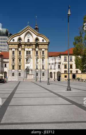 Blauen Himmel am Kongressplatz mit Ursulinen-Kirche der Heiligen Dreifaltigkeit mit Marmor-Statuen der Heiligen Dreifaltigkeit Spalte in Ljubljana Slowenien Stockfoto