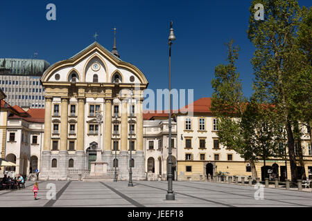 Blauer Himmel und rosa Mädchen Kongressplatz mit Ursulinen-Kirche der Heiligen Dreifaltigkeit mit Marmor-Statuen der Heiligen Dreifaltigkeit Spalte in Ljubljana Slowenien Stockfoto