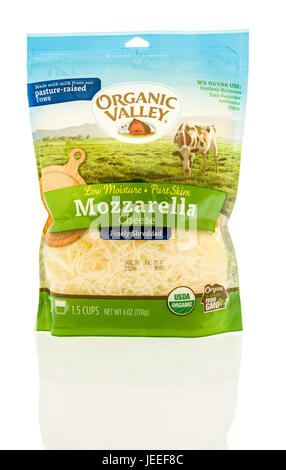 Winneconne, Wisconsin-22 Juni 2017: ein Beutel mit Bio-Valley zerkleinerte Mozzarella-Käse auf einem isolierten Hintergrund Stockfoto