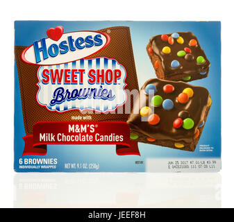 Winneconne, Wisconsin-22 Juni 2017: eine Schachtel mit Gastgeberin Sweet Shop Brownies mit M & M' auf einem isolierten Hintergrund Stockfoto