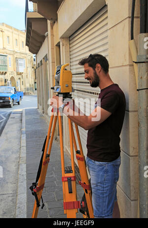 Junge männliche Landvermesser auf Straße in Rabat Victoria, Gozo, Malta Stockfoto