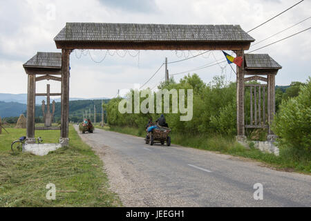 Zwei Pferdewagen kreuzen sich in einer Straße in den Maramures Region Stockfoto