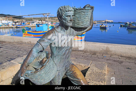 Fischer-Statue Skulptur im Hafen von Fischen Dorf von Marsaxlokk, Malta Stockfoto