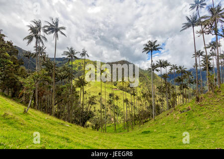 Dramatische Wolken über einem Tal im ländlichen Tolima, Kolumbien. Stockfoto
