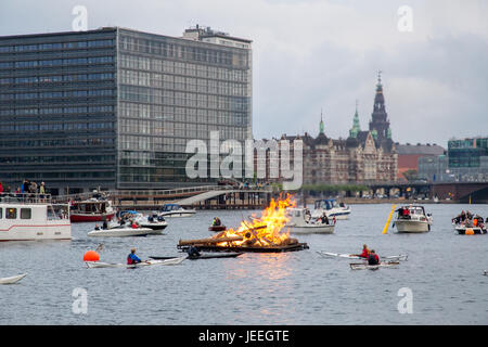 Kopenhagen, Dänemark - 23. Juni 2017: ein Feuer im Hafen für die traditionelle Mittsommerfest. Zuschauer in Boote beobachten die Veranstaltung. Stockfoto