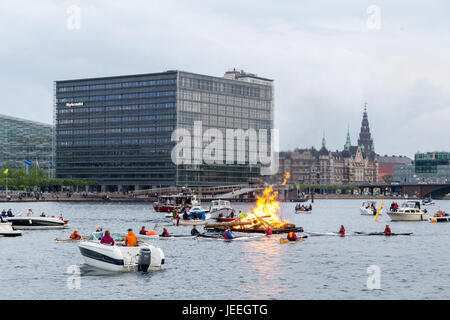 Kopenhagen, Dänemark - 23. Juni 2017: ein Feuer im Hafen für die traditionelle Mittsommerfest. Zuschauer in Boote beobachten die Veranstaltung. Stockfoto