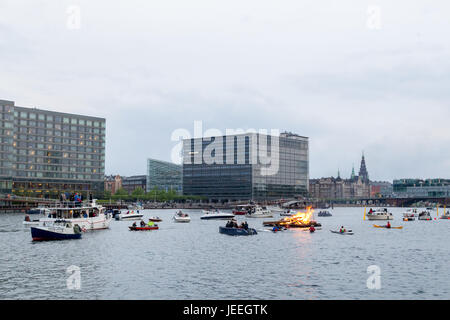 Kopenhagen, Dänemark - 23. Juni 2017: ein Feuer im Hafen für die traditionelle Mittsommerfest. Zuschauer in Boote beobachten die Veranstaltung. Stockfoto