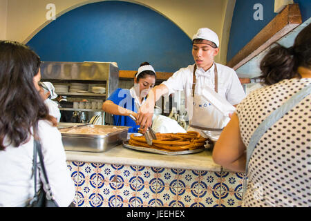 Churros im El Moro Cafe, Mexiko-Stadt Mexiko-Stadt, Mexiko Stockfoto