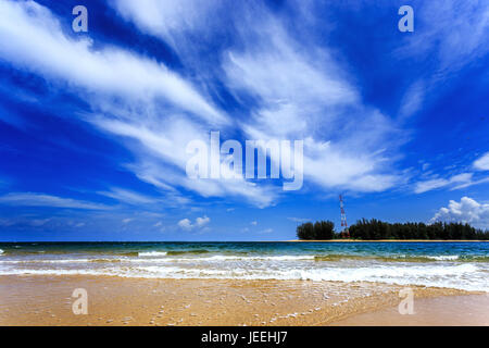 Gorgeous Mai Khao Beach am Morgen. Phuket, Thailand Stockfoto