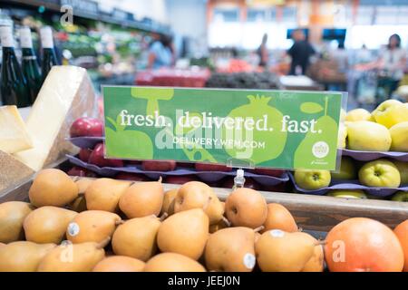 Ein Zeichen in der Gemüseabteilung wirbt Lebensmittel-Lieferservice bei Whole Foods Market Lebensmittelgeschäft in Dublin, Kalifornien, 16. Juni 2017. Stockfoto