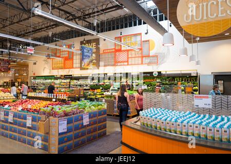 Käufer suchen der Gemüseabteilung im Supermarkt Whole Foods Market in Dublin, Kalifornien, 16. Juni 2017. Stockfoto