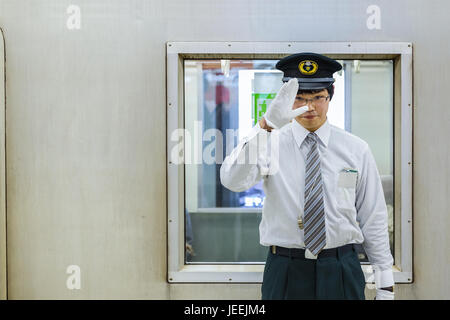 Unbekannten japanischen Zugführer an einem Bahnhof in Kyoto, Japan Stockfoto