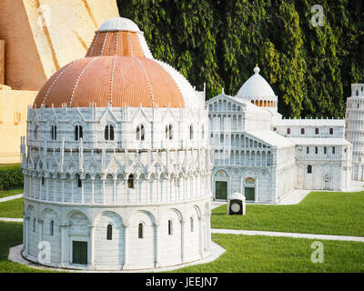 Baptisterium (Taufkapelle), Pisa Kathedrale (Duomo) und dem schiefen Turm (Torre Pendente) auf dem Platz der Wunder (Campo dei Miracoli) in Pisa, Toskana Stockfoto