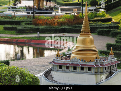 Miniaturmodell des Wat Saket, goldenen Berg, thai Tempel mit goldenen Pagode auf die Spitze, beliebte Touristenattraktion Bangkok, Thailand Stockfoto