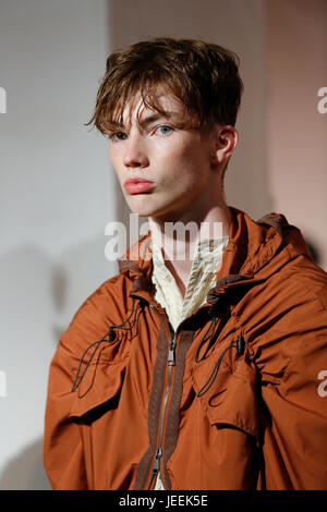 Qasimi SS18 Präsentation in London Fashion Woche Mens Strang 180 Präsentationsfläche. Sommer/Frühling-Kollektion 2018 präsentiert mit Standmodelle. Stockfoto